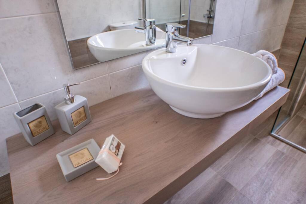 Villa Ventus, 40Sqm Private Pool & Hot Tub! Roussospítion Dış mekan fotoğraf